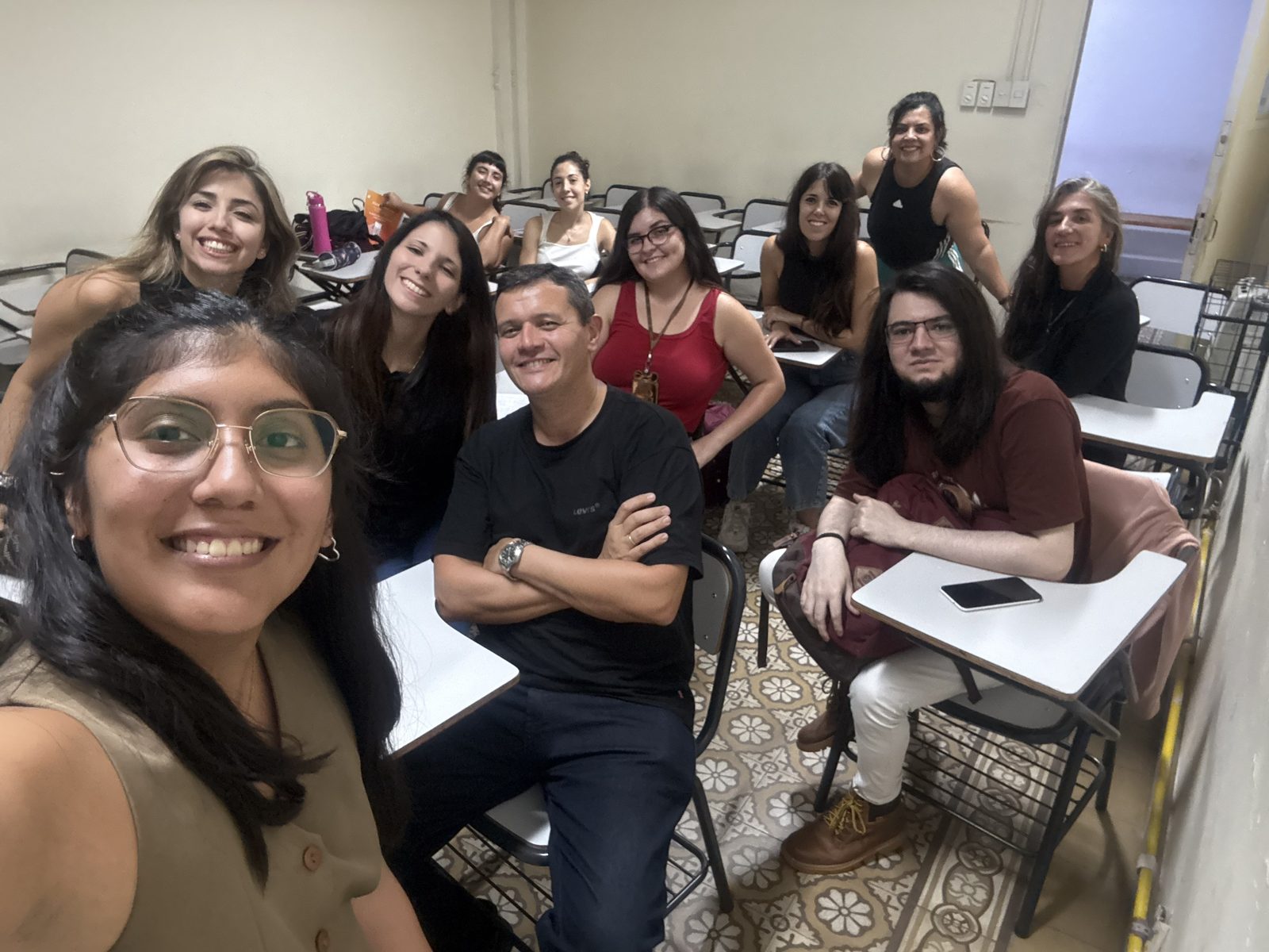 Selfie de Andrea Garzon con un grupo de estudiantes en el aula.