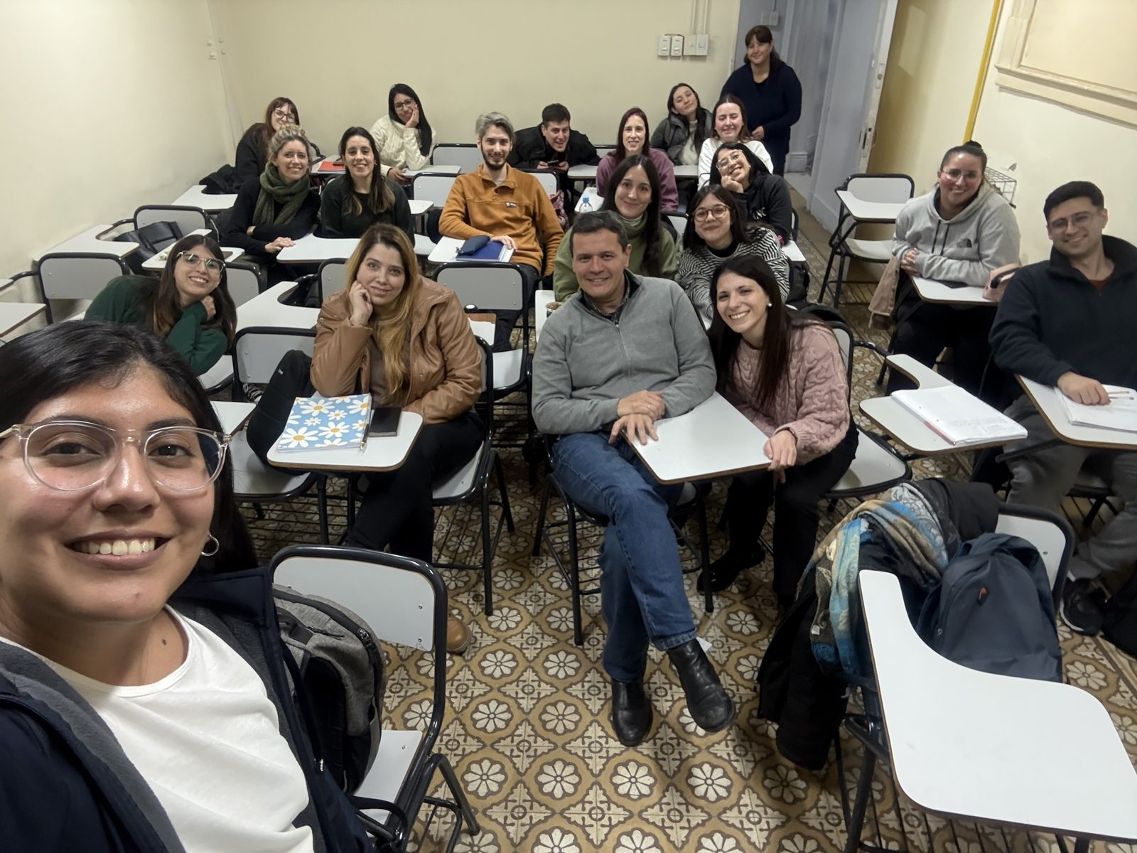 Selfie de Andrea Garzon con un grupo numeroso de estudiantes en el aula.