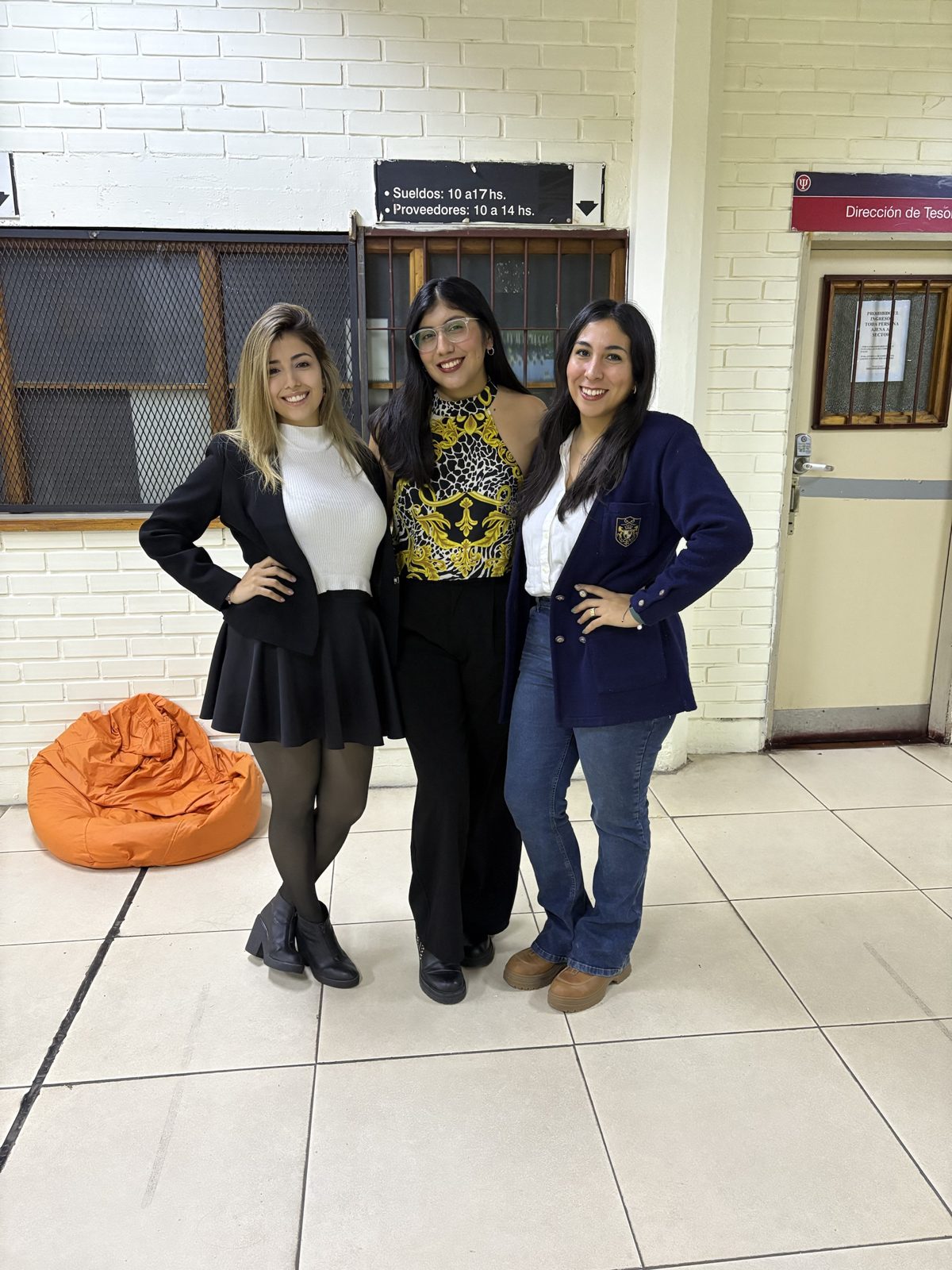Andrea Garzon y dos colegas en un pasillo de la facultad.