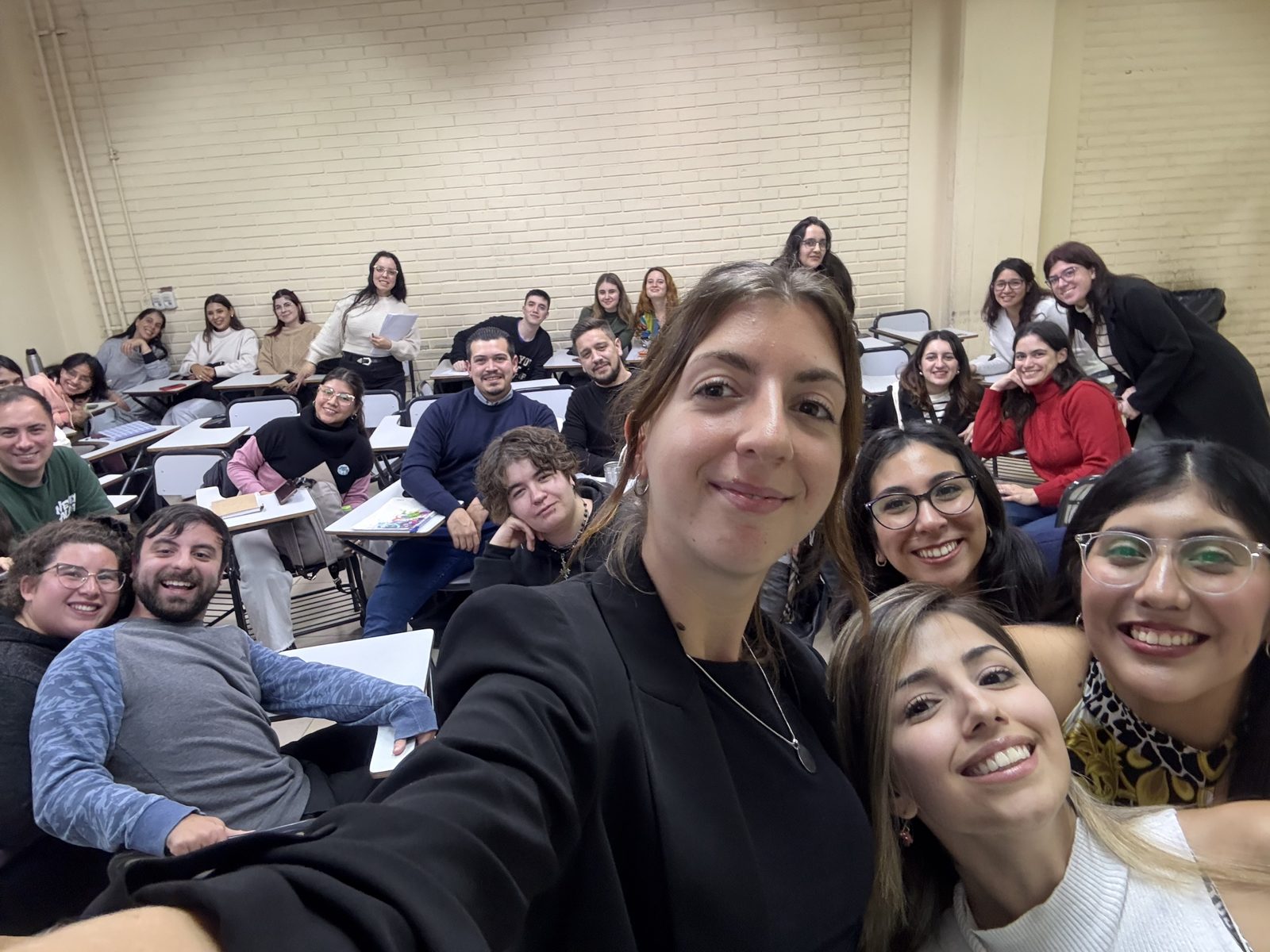 Selfie grupal en el aula; Andrea Garzon aparece a la derecha.
