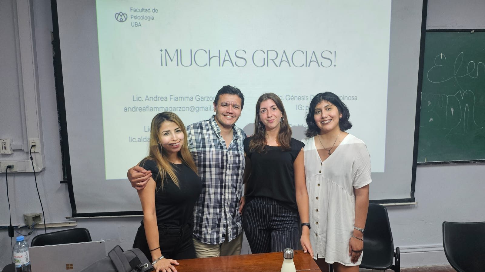 Andrea Garzon junto a colegas frente a la pantalla de cierre de la presentación.